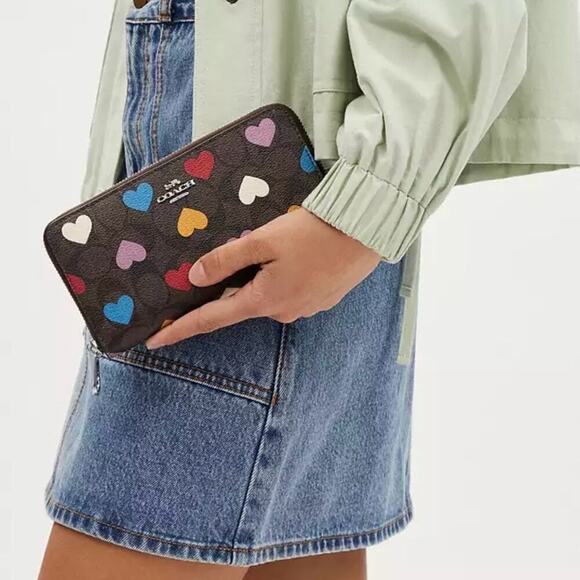 ๐HP๐ NWT Coach Long Zip Around Heart Print Wallet - Picture 5 of 6